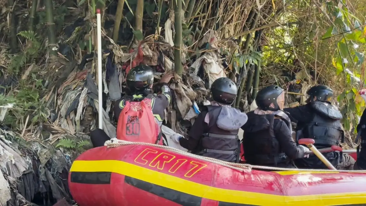 Perumda Tirta Pakuan Kota Bogor bersama BAPPERIDA Kota Bogor menggelar kegiatan Bebersih Sungai Cisadane dalam rangka HJB ke-544. (Dok. Tirta Pakuan) 