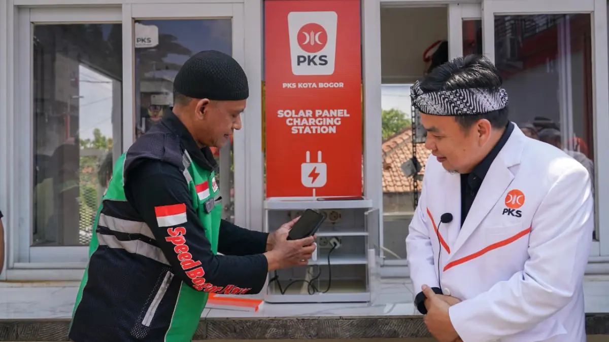 PKS Bogor buka posko charger tenaga surya gratis untuk Ojol. Foto: Dok PKS Kota Bogor