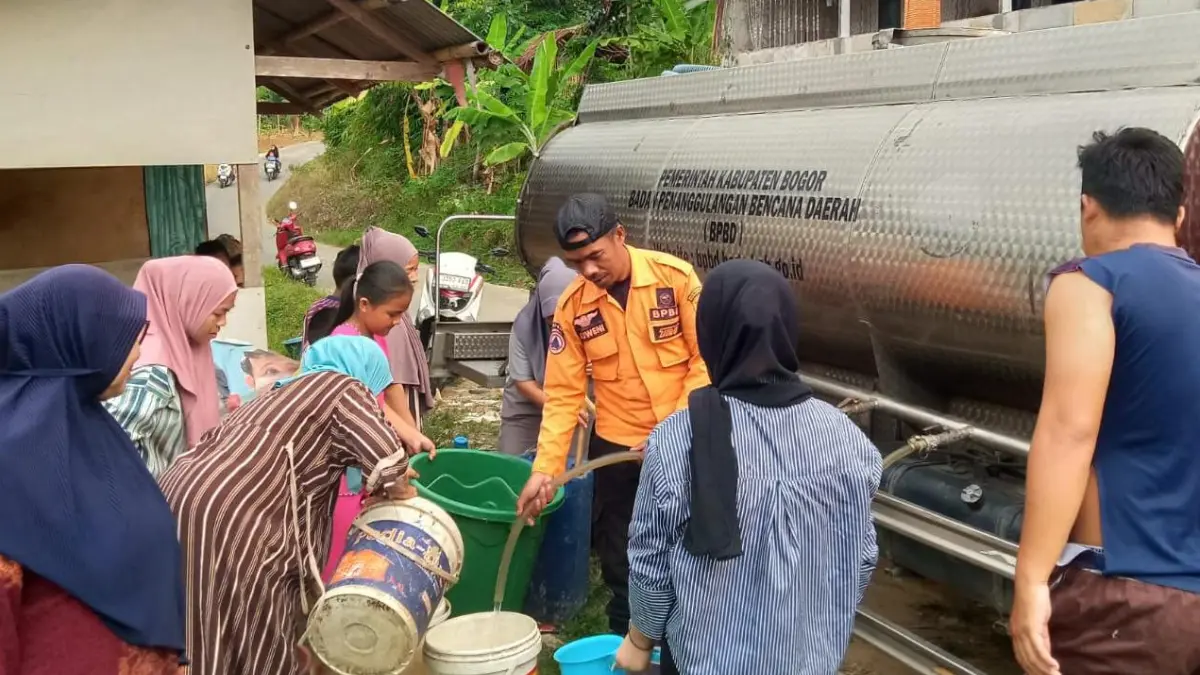 BPBD Kabupaten Bogor saat mendistribusikan air bersih di Kampung Cigaruguy, Desa Sukajaya, Kecamatan Jonggol, Kabupaten Bogor, Minggu, 21 Juni 2026.(Dok. BPBD Kabupaten Bogor)