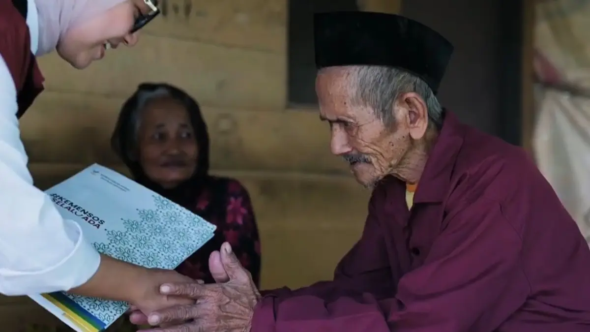 Ilustrasi kunjungan petugas pendamping sosial ke rumah KPM bansos. (Foto: YouTube Kemensos RI)