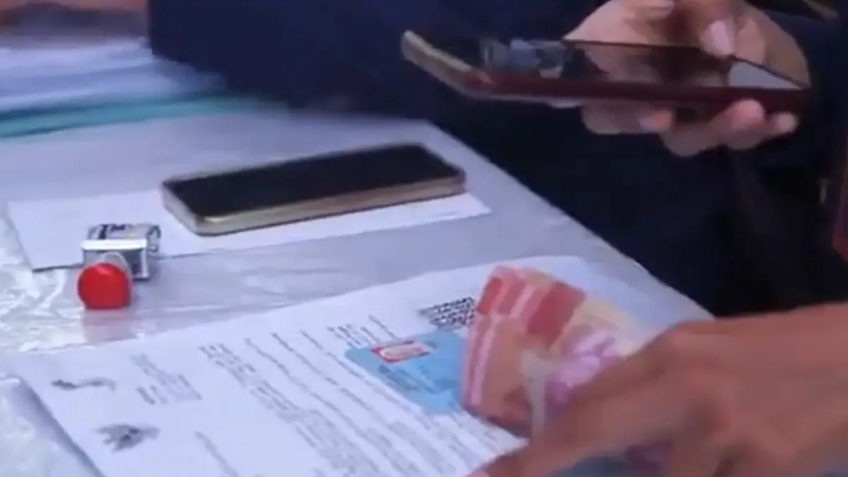 Ilustrasi pencairan bansos via Pos Indonesia. (Foto: YouTube Pos Indonesia)