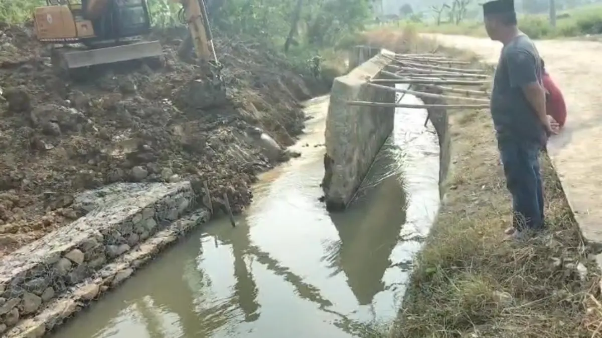 Normalisasi jalur aliran air dari Sungai Cibeet menuju pintu irigasi di Kecamatan Tanjungsari, Kabupaten Bogor.(Dok. DPU Kabupaten for Radar Bogor)
