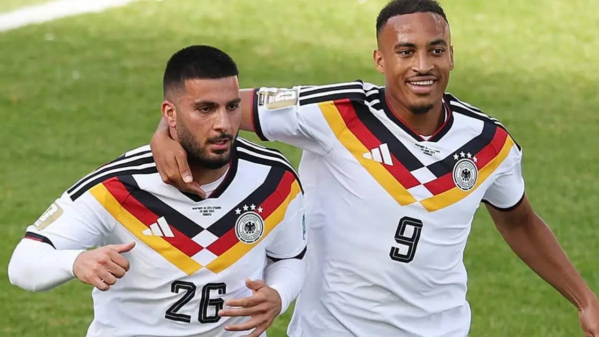 Pemain Jerman merayakan gol ke gawang Pantai Gading.