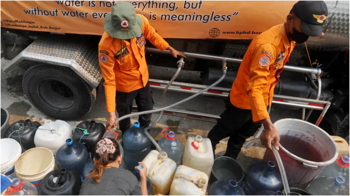 Petugas BPBD Kabupaten Bogor saat mendistribusi air bersih di Desa Gunungsari, Kecamatan Citeureup, Kabupaten Bogor. (Hendi Novian/Radar Bogor)