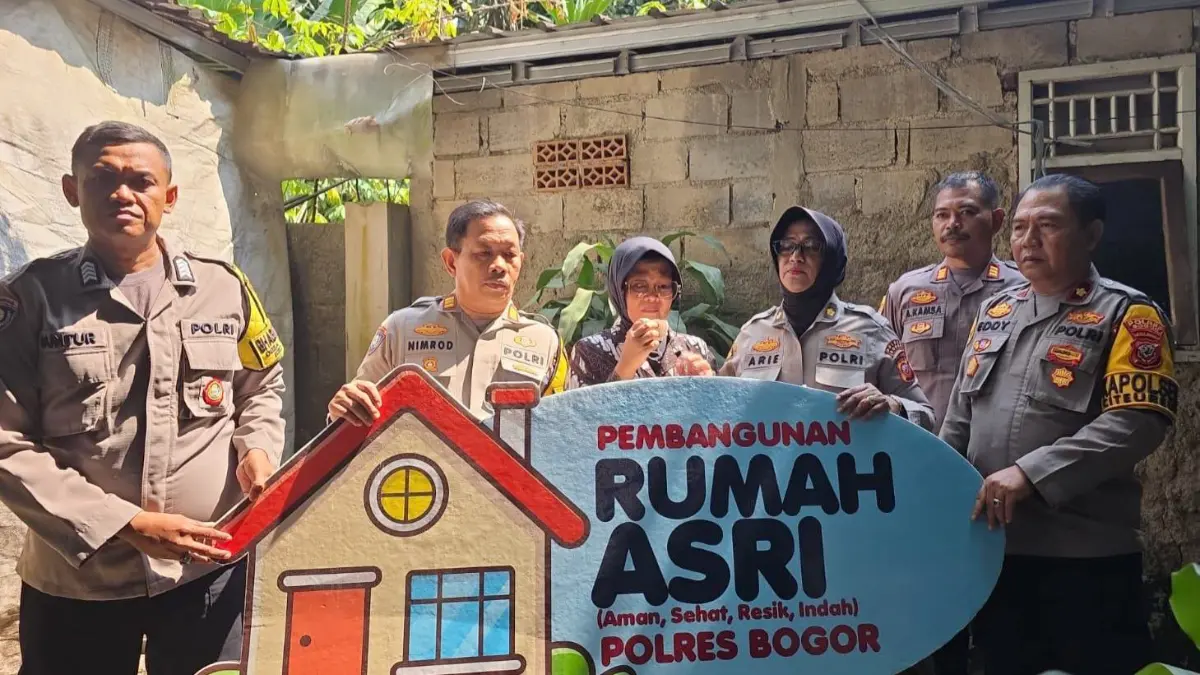 Polsek Citeureup mewakili Kapolres Bogor memberikan simbolis ke warakawuri Polri, Suryaningsih di Desa Gunungsari, Kecamatan Citeureup, Kabupaten Bogor. (Dok. Polsek Citeureup)