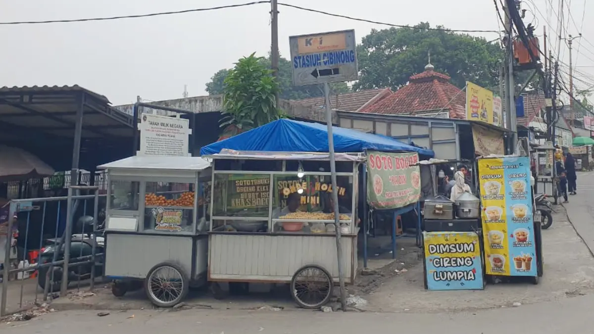 Sejumlah PKL di sekitar Stasiun Cibinong, Kabupaten Bogor. (Billy/Radar Bogor)