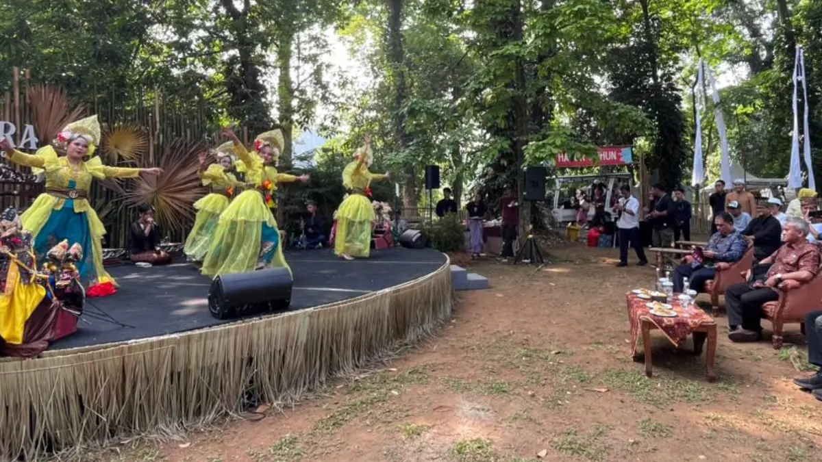 Suasana Kampung Sunda di Kebun Raya Bogor. (Dzikry/Radar Bogor)