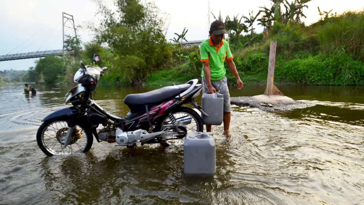 Warga saat memanfaatkan aliran sungai Lemper, di Kawasan Indocement, Kecamatan Citeureup, Kabupaten Bogor imbas kekeringan. (Hendi Novian/Radar Bogor)