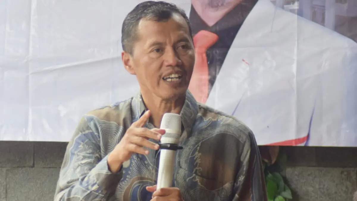 Anggota Komisi I DPRD Provinsi Jawa Barat, Dedi Aroza saat berdialog dengan Komite Persiapan Pemekaran Kabupaten Bogor Barat (KPP KBB) di Limus Coffee Bogor, Jumat, 19 Juni 2026. (Septi Nulawam/Radar Bogor)