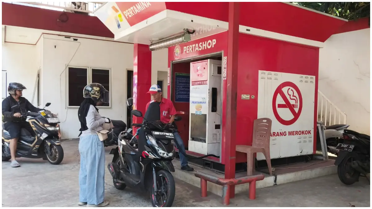 Antrean kendaraan di Pertashop. (Foto : Fikri/Radar Bogor)
