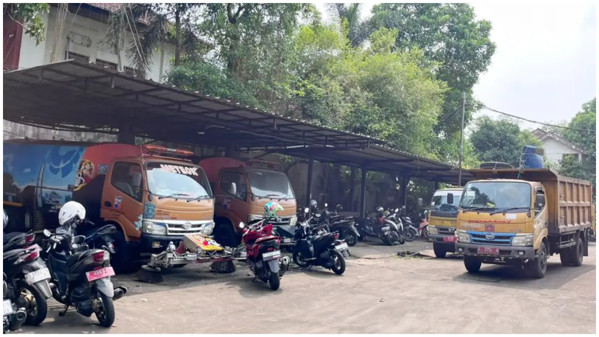 Armda truk pengangkut sampah di kantor DLH Kota Bogor. (Foto : Dzikry/Radar Bogor)