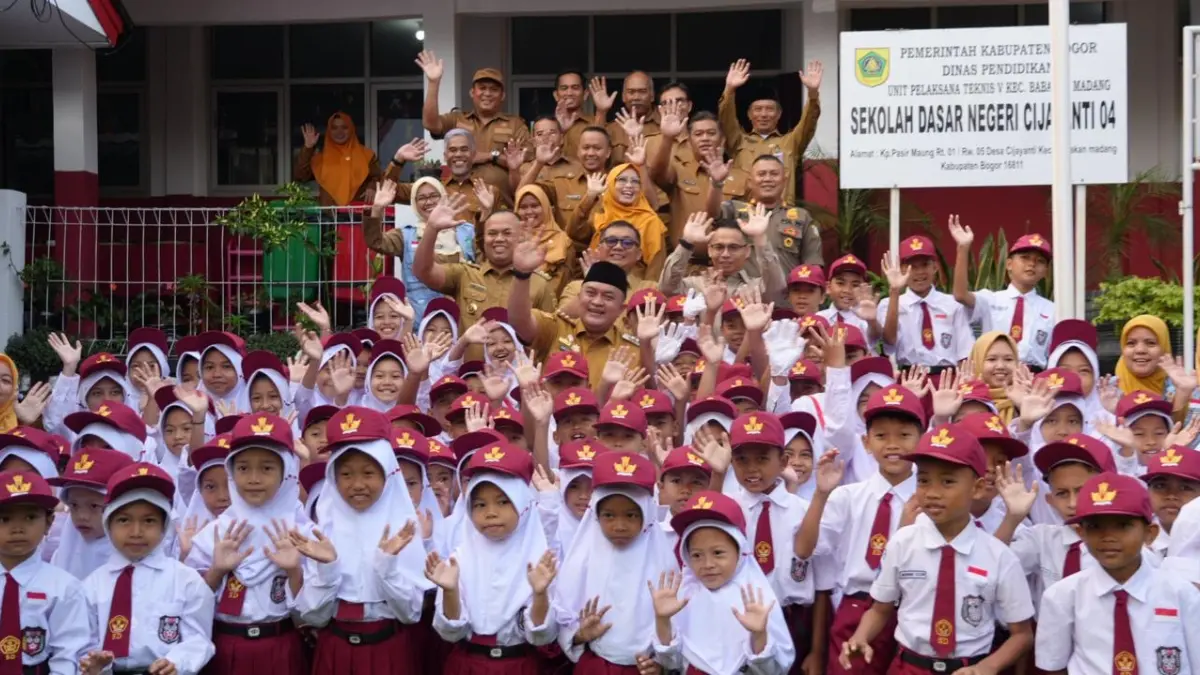 Bupati Bogor Rudy Susmanto saat menjadi inspektur upacara di SD Negeri Cijayanti 04, Kecamatan Babakan Madang, Kabupaten Bogor, Senin, 22 Juni 2026. (Diskominfo Kabupaten Bogor)