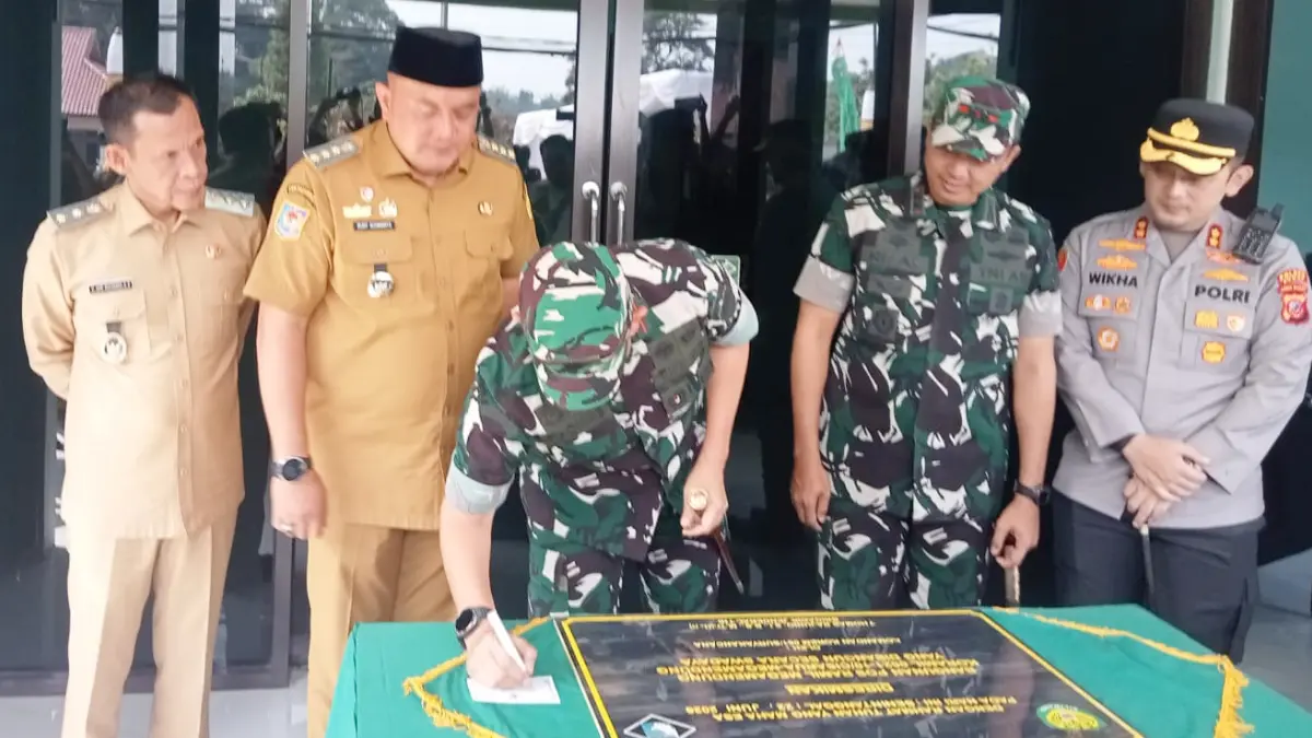 Dandim 0621/Kabupaten Bogor Letkol Inf. Rizal Dwijayanto meresmikan Pos Koramil Megamendung dihadiri Bupati Bogor Rudy Susmanto, Wakil Bupati Bogor Ade Ruhandi dan Kapolres Bogor AKBP Wikha Ardilestanto. (Septi N/Radar Bogor)