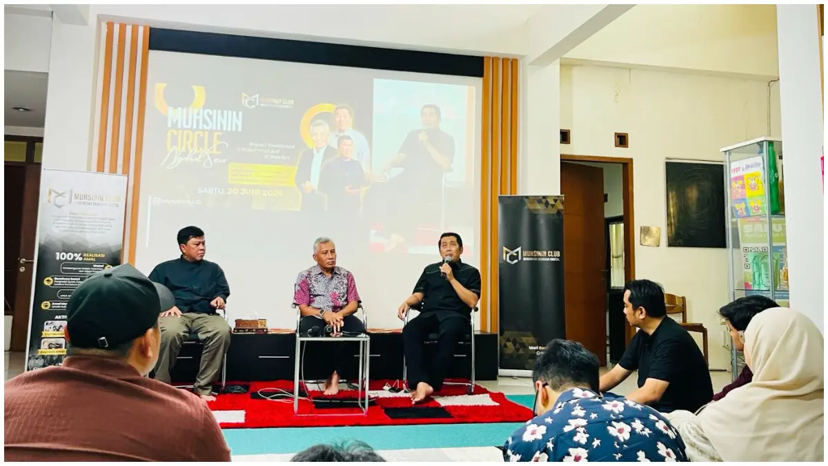 Dari kiri ke kanan Burhan Sholihin (Direktur STIFIn Genetic Indonesia), Eko Pratomo (pendiri Arunami Investment), Jamil Azzaini (pendiri Yayasan  Kampoong Ecopreneur) berdikusi di acara Muhisinin Club soal wakaf produktif, di Bandung.