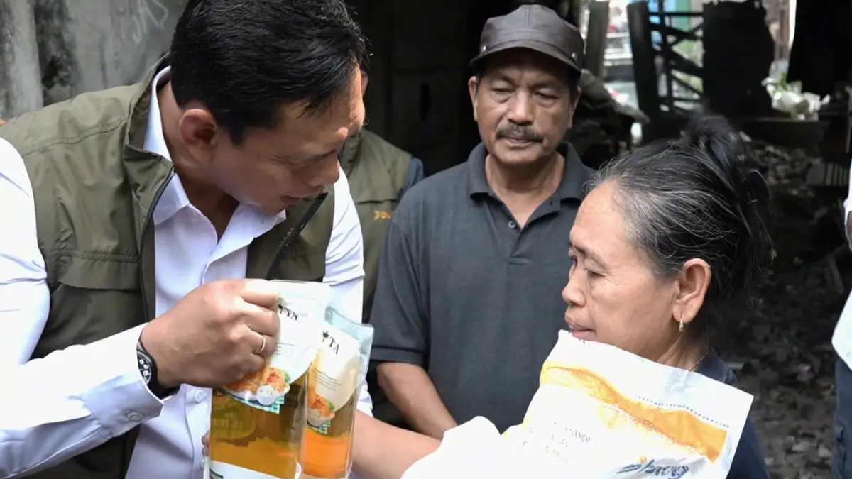 Ilustrasi penyaluran bansos penebalan non tunai. (Foto: YouTube @TVBULOG)