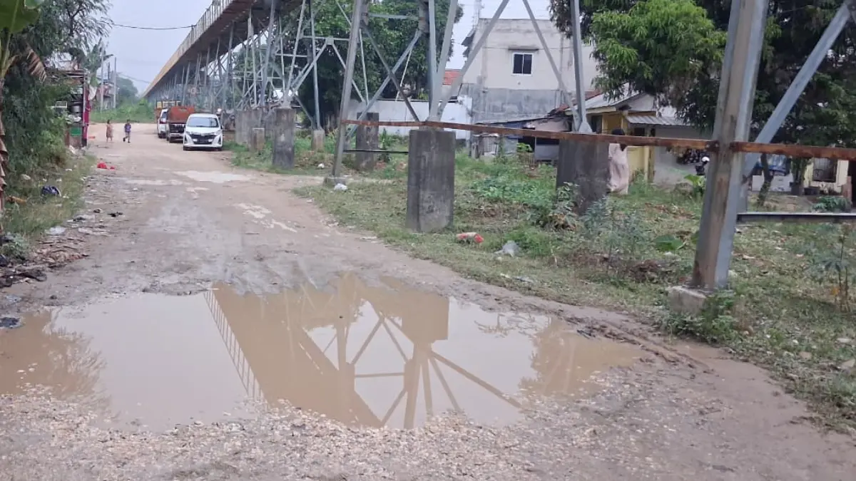 Jalan menuju Aliran Sungai Cileungsi di Kecamatan Citeureup, Kabupaten Bogor, Senin, 22 Juni 2026. (Muhammad Ali/Radar Bogor)