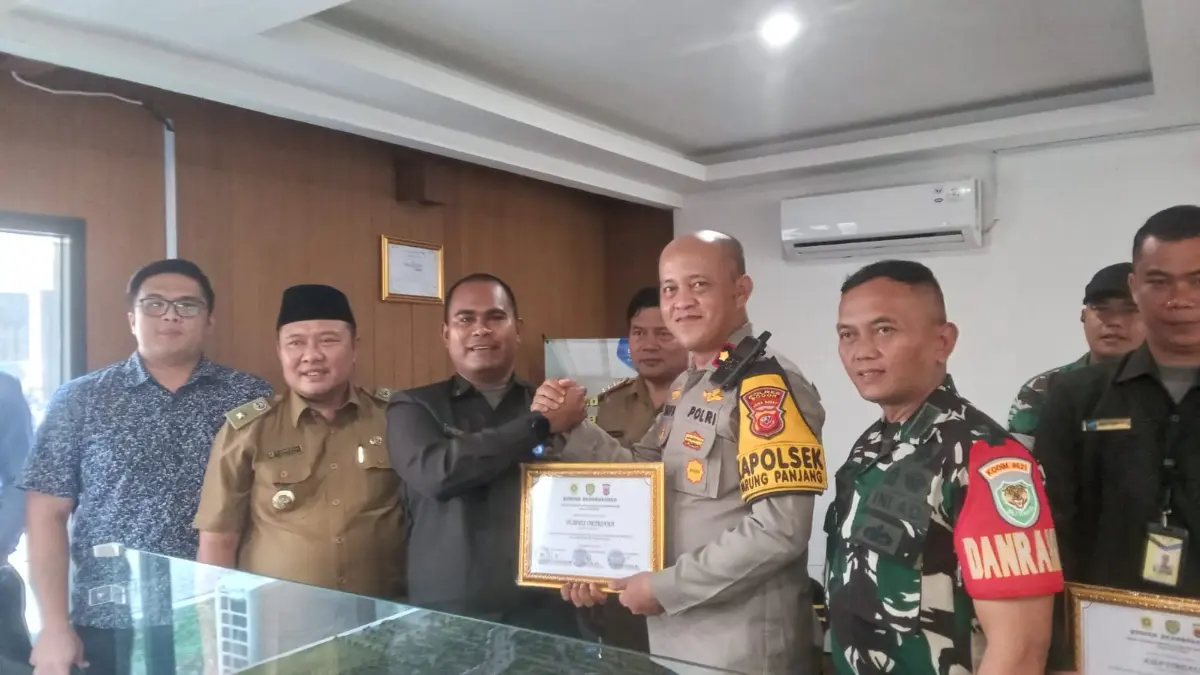 KOMPAK : Forkopimcam Parungpanjang, Kabupaten Bogor memberikan apresiasi kepada 2 security, Senin 22 Juni 2026. (Nasir/ Radar Bogor)