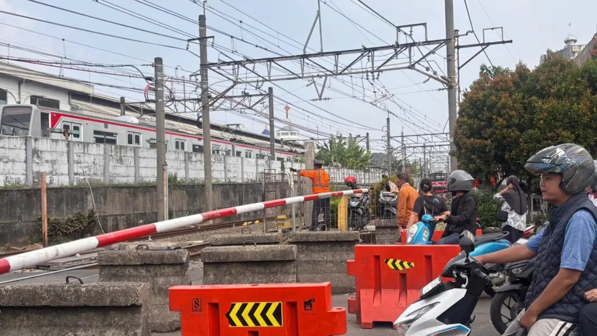 Para pengendara saat menunggu kereta api melintas di lintasan MA Salmun, Kota Bogor, Senin, 22 Juni 2026.(Dzikry/Radar Bogor)