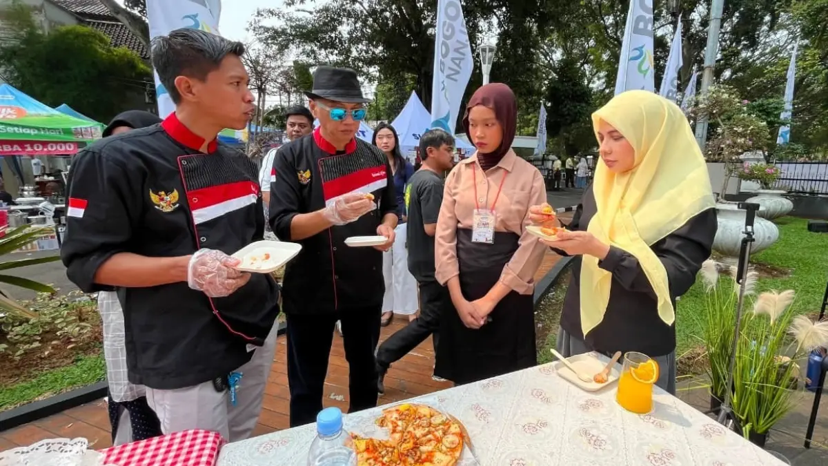 Peserta menampilkan hasil olahan Asinan Pizza Bogor dalam Lomba Kreasi Pesona Asinan Pizza Bogor yang digelar Dev Bakery and Pizza House di Plaza Balai Kota Bogor sebagai rangkaian Hari Jadi Bogor ke-544. (Dok. Dev Bakery and Pizza House)