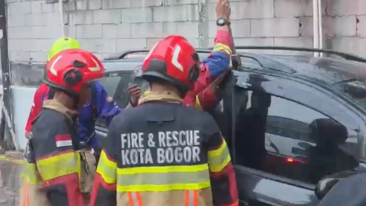 Petugas Damkar Kota Bogor saat melakukan proses pemadaman (Dzikry/Radar Bogor)