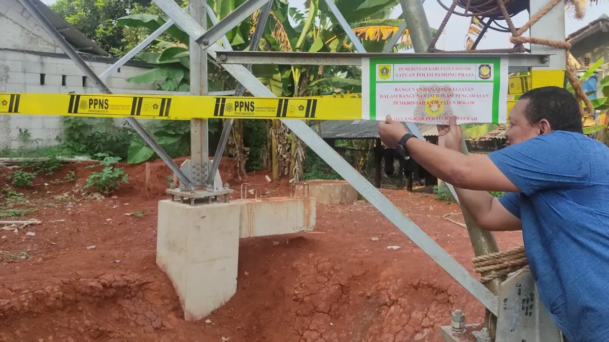 Salpol PP Kabupaten Bogor melakukan penyegelan pembangunan tower BTS yang diduga belum mengantongi izin di Desa Cikahuripan, Kecamatan Klapanunggal, Kabupaten Bogor, Senin, 22 Juni 2026. (Dok. Satpol PP Kabupaten Bogor)