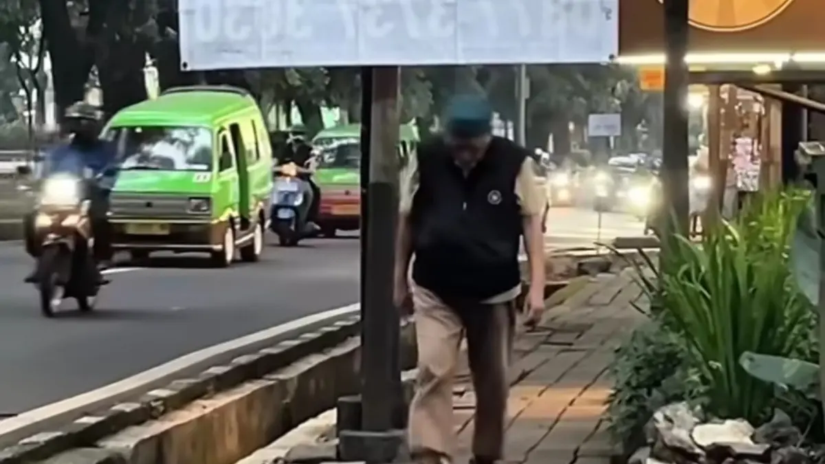 Spanduk di Jalan Pajajaran, Kota Bogor mengganggu pejalan kaki. (Aziz/Radar Bogor)