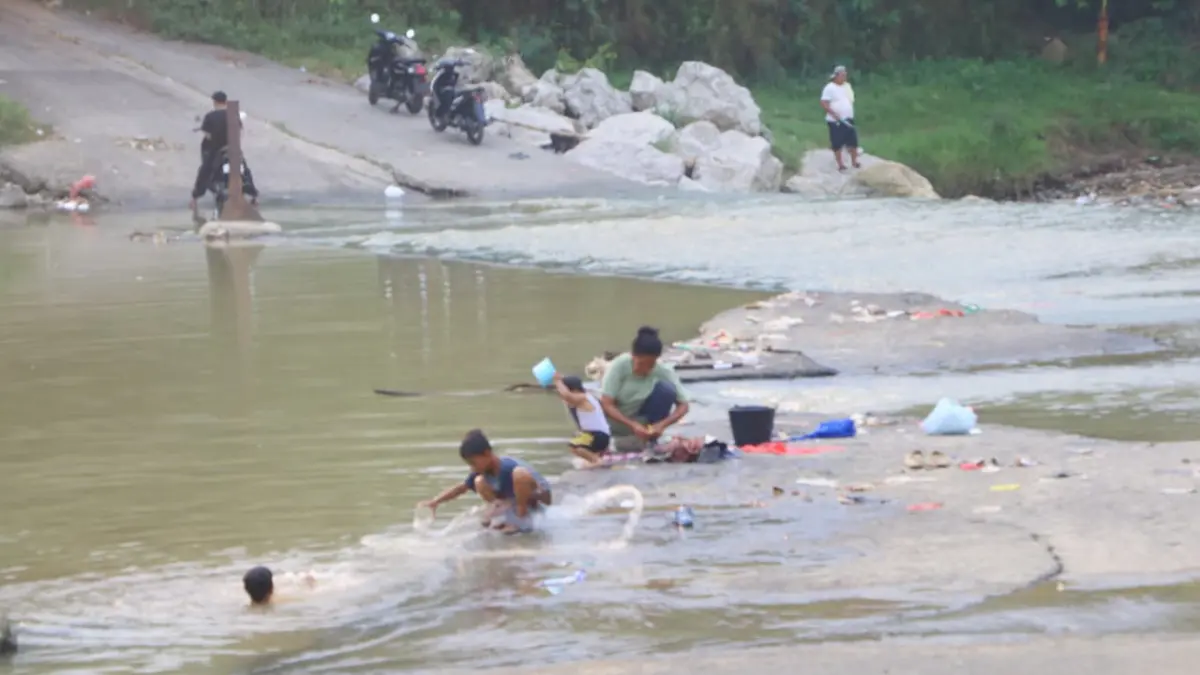 Warga memanfaatkan aliran anak Sungai Cileungsi di Kampung Bojongengsel, Citeureup, Kabupaten Bogor, Senin 22 Juni 2026. (Hendi Novian/Radar Bogor)