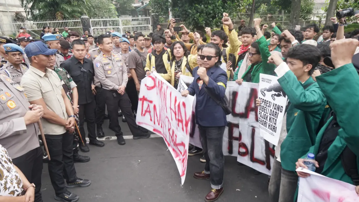 Aliansi Badan Eksekutif Mahasiswa (BEM) se-Bogor Raya saat melakukan aksi demo di depan Istana Bogor, Selasa, 23 Juni 2026. (Sofiansyah/Radar Bogor)