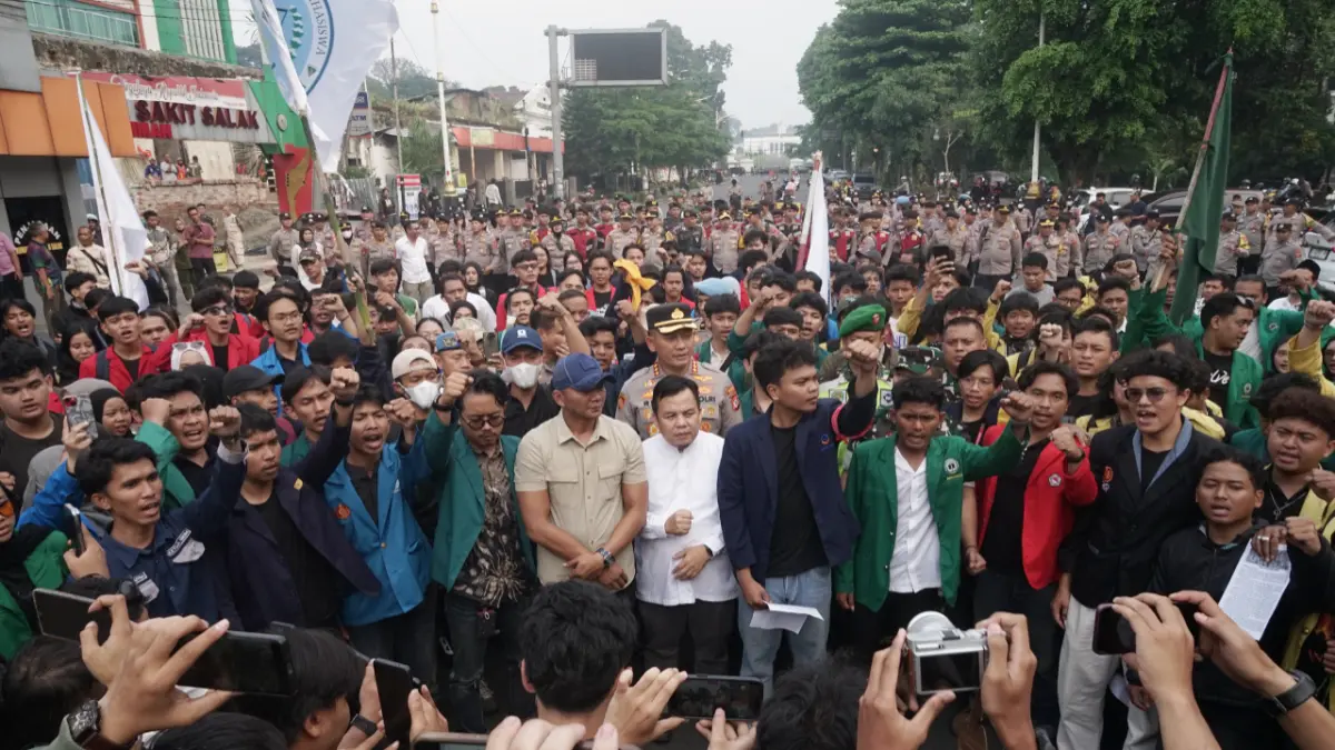 Aliansi Badan Eksekutif Mahasiswa (BEM) se-Bogor Raya saat melakukan aksi demo di depan Istana Bogor, Selasa, 23 Juni 2026. (Sofiansyah/Radar Bogor)