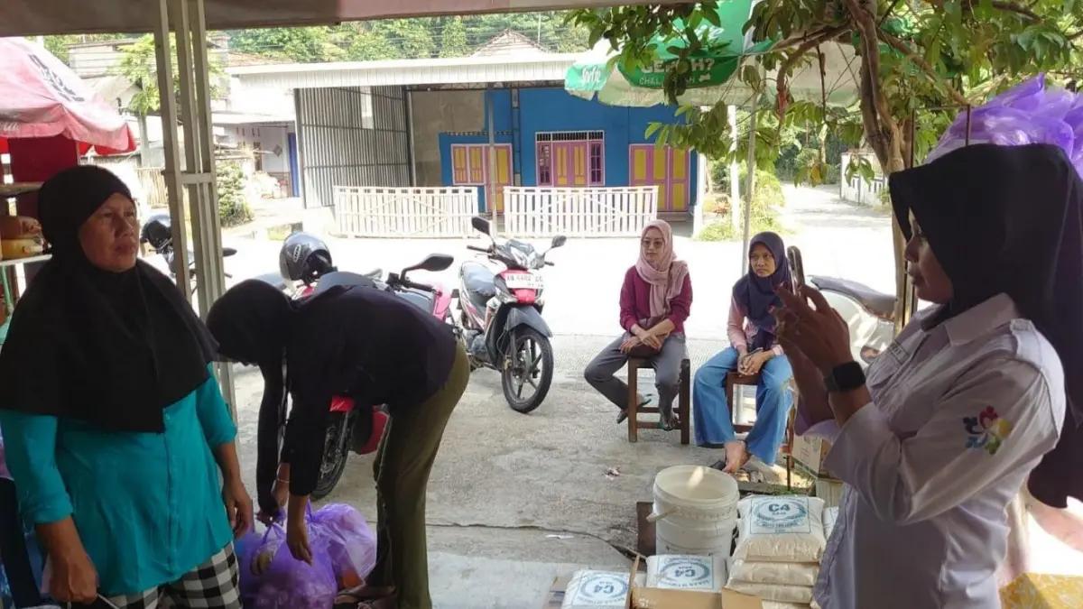 Ilustrasi penyaluran bansos kepada penerima manfaat. (Foto: poncosari.bantulkab.go.id)