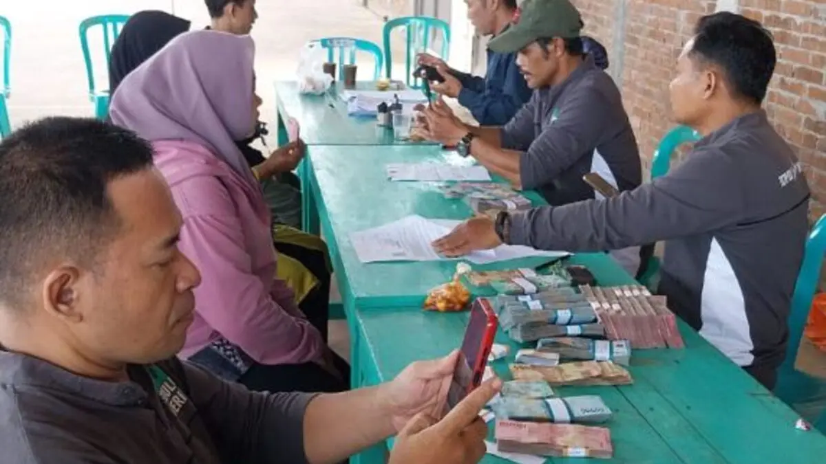 Ilustrasi penyaluran bansos susulan PKH dan BPNT kepada KPM (kalibareng.desa.id)
