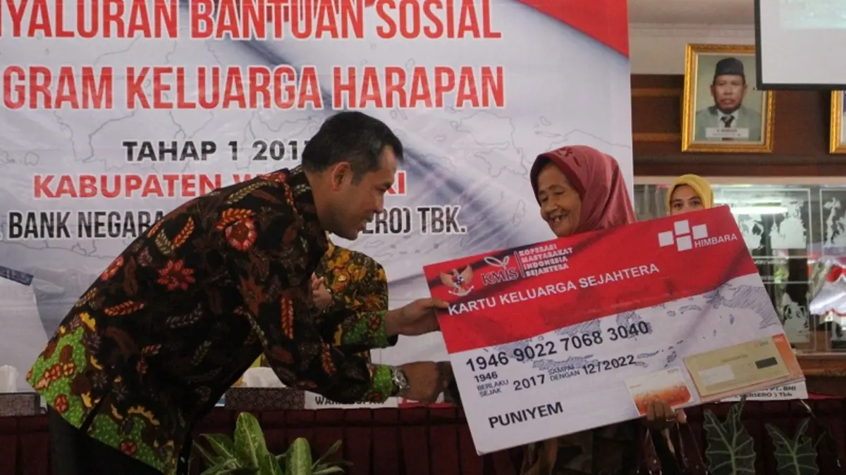 Ilustrasi penyaluran KKS bansos kepada KPM (prokopim.wonogirikab.go.id)