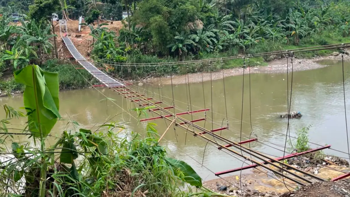 Jembatam darurat penghubung Kecamatan Gunung Putri dan Klapanunggal sebagai pengganti Jembatan Wika Amblas sebelum difungsikan. (Muhammad Ali/Radar Bogor)