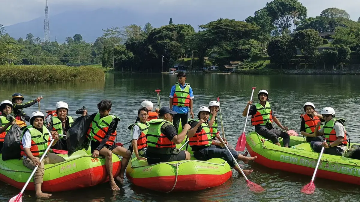 KNPI Kecamatan Cigombong bekerja sama dengan komunitas Ruang Muda Cigombong menggelar aksi pelestarian lingkungan di Danau Lido, Kabupaten Bogor. (Dok. PT Tirta Investama)