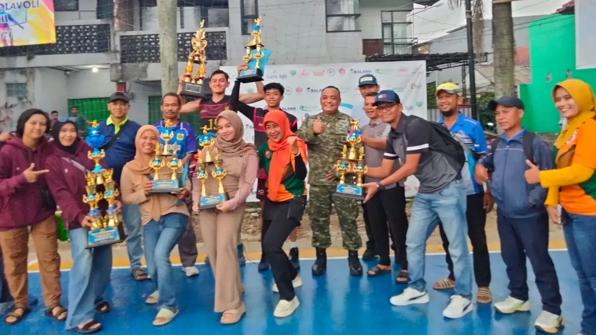 Para pemenang saat menerima piala di Lapangan Bola Voli BTN, Kecamatan Leuwiliang, Kabupaten Bogor. (Dok. Panitia)