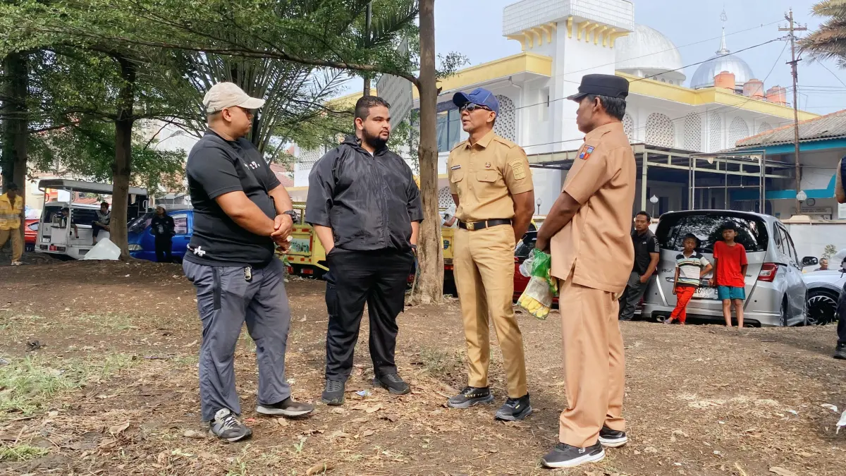 Pemkot Bogor dan para Nazhir pengelola lahan wakaf mengadakan egiatan bersih-bersih massal Alun-Alun Empang