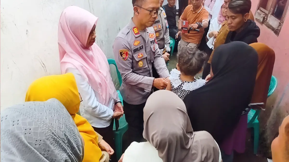 Petugas Dinsos Kabupaten Bogor dan Kecamatan Bojonggede serta Polsek Bojonggede Polres Metro Depok saat mengunjungi Siti yang tinggal di Pabuaran, Bojonggede, Kabupaten Bogor. (Billy/Radar Bogor)