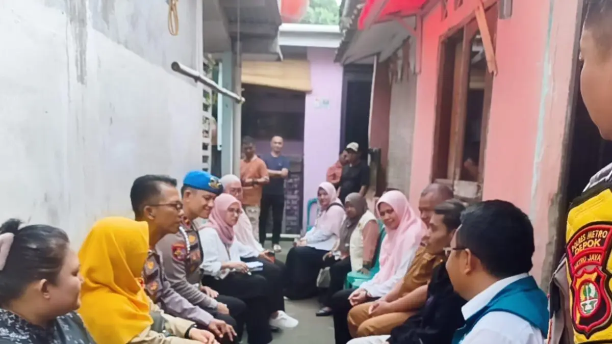 Petugas Dinsos Kabupaten Bogor dan Kecamatan Bojonggede serta Polsek Bojonggede Polres Metro Depok saat mengunjungi Siti yang tinggal di Pabuaran, Bojonggede, Kabupaten Bogor. (Billy/Radar Bogor)