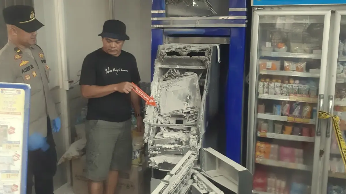 Polisi sedang melakukan olah TKP di Indomaret, Gunungsindur, Bogor.  (Nasir/ Radar Bogor)