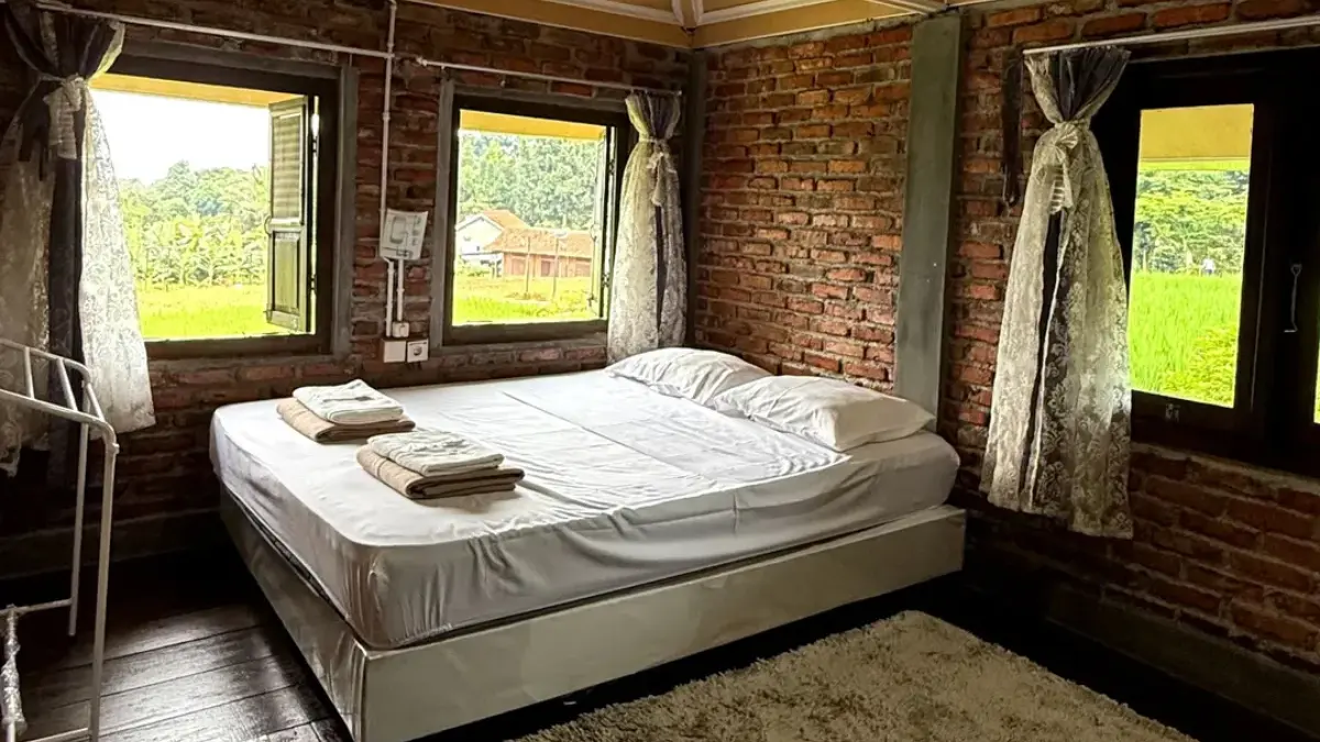 Salah satu kamar di Kampung Halaman Villas Bogor. Foto: Instagram
