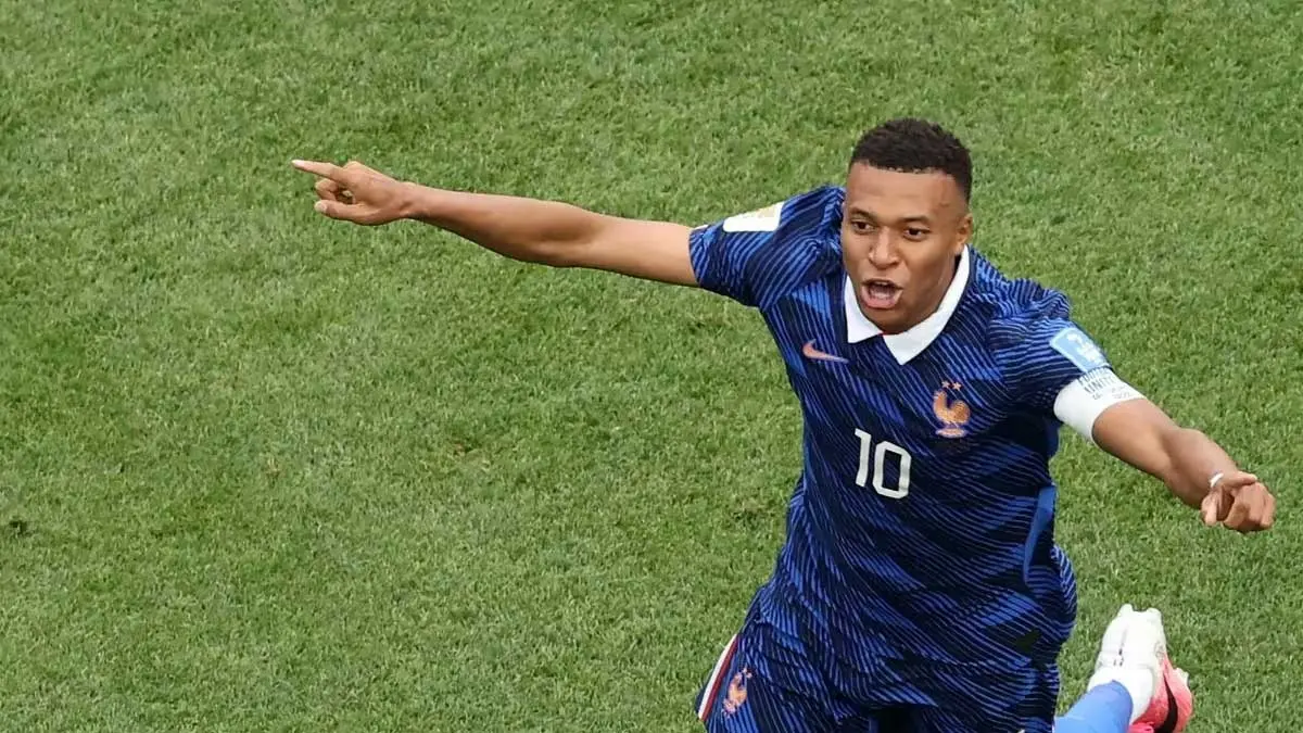 Selebrasi Pemain Prancis Kylian Mbappe usai menjebol gawang Irak.