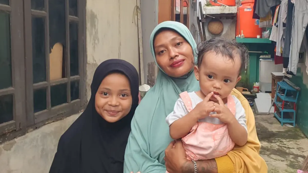 Siti pengamen yang sempat viral bersama kedua putrinya saat ditemui Radar Bogor. (Billy/Radar Bogor)
