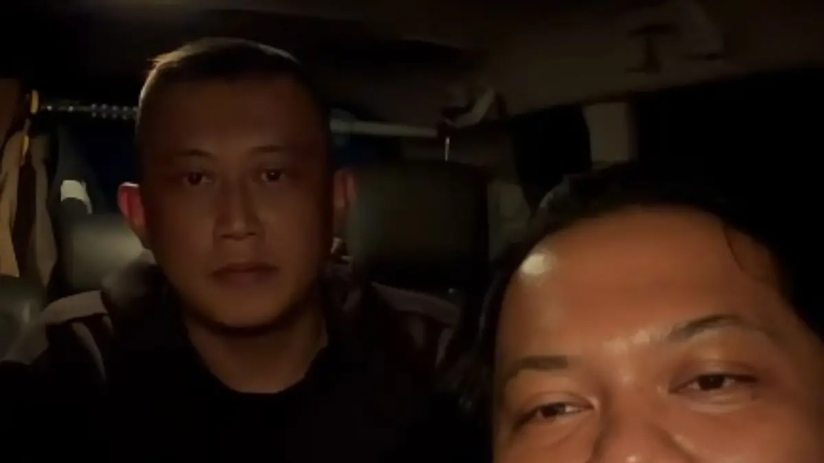 Taufik Hidayat saat dibawa polisi.
