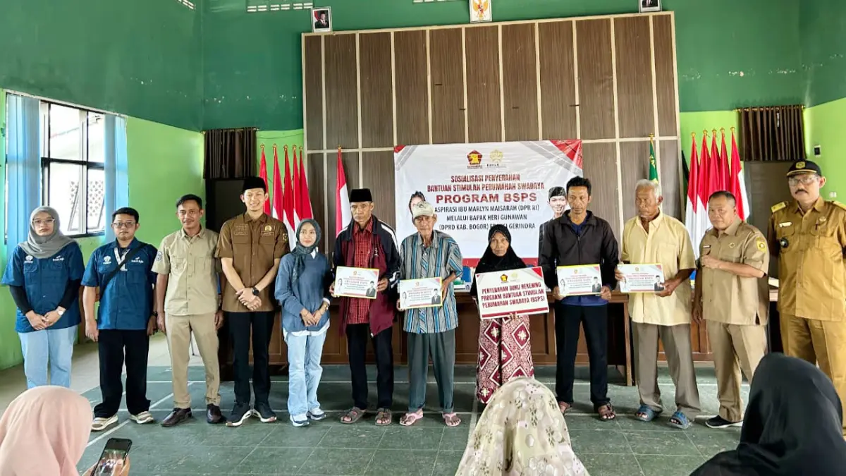 Anggota DPRD Kabupaten Bogor, Heri Gunawan saat memberikan secara simbolis bantuan rumah layak huni kepada masyarakat. (Dok. Heri Gunawan)