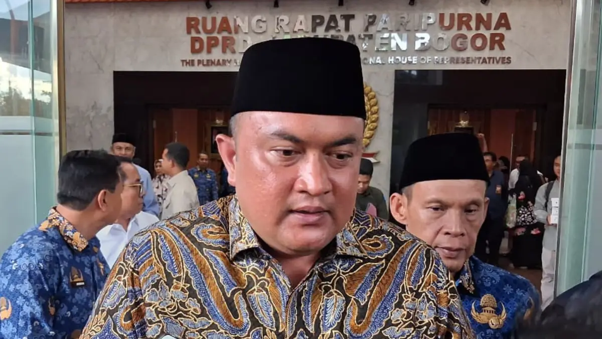 Bupati Bogor Rudy Susmanto saat menyampaikan keterangan kepada wartawan. (Muhammad Ali/Radar Bogor)