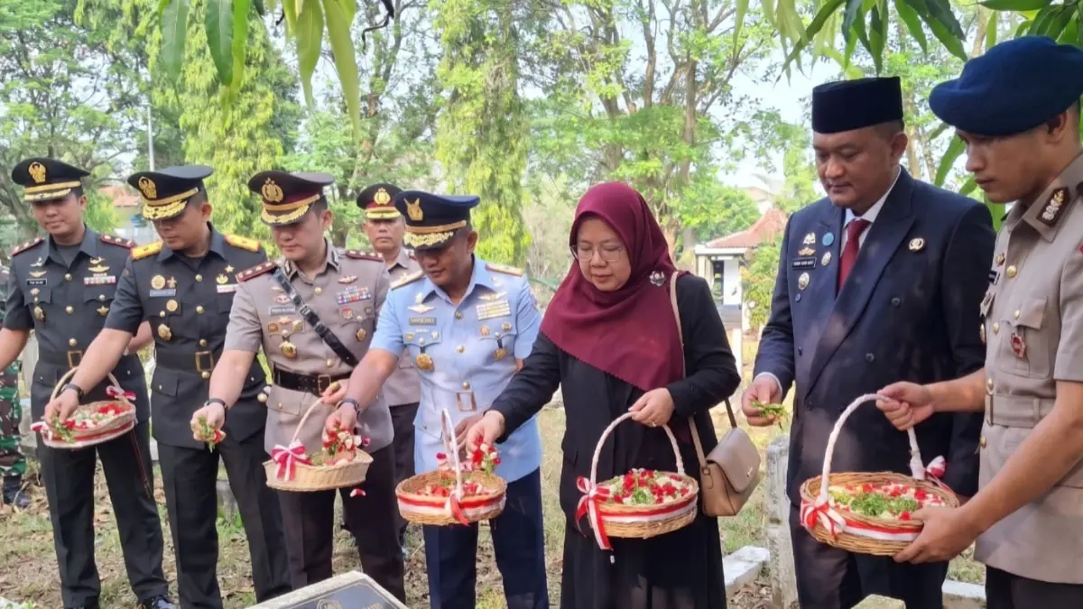 Bupati Bogor Rudy Susmanto tabur bunga di TMP Brimob Cikeas, Kecamatan Gunung Putri, Kabupaten Bogor, Rabu, 24 Juni 2026. (Diskominfo Kabupaten Bogor)
