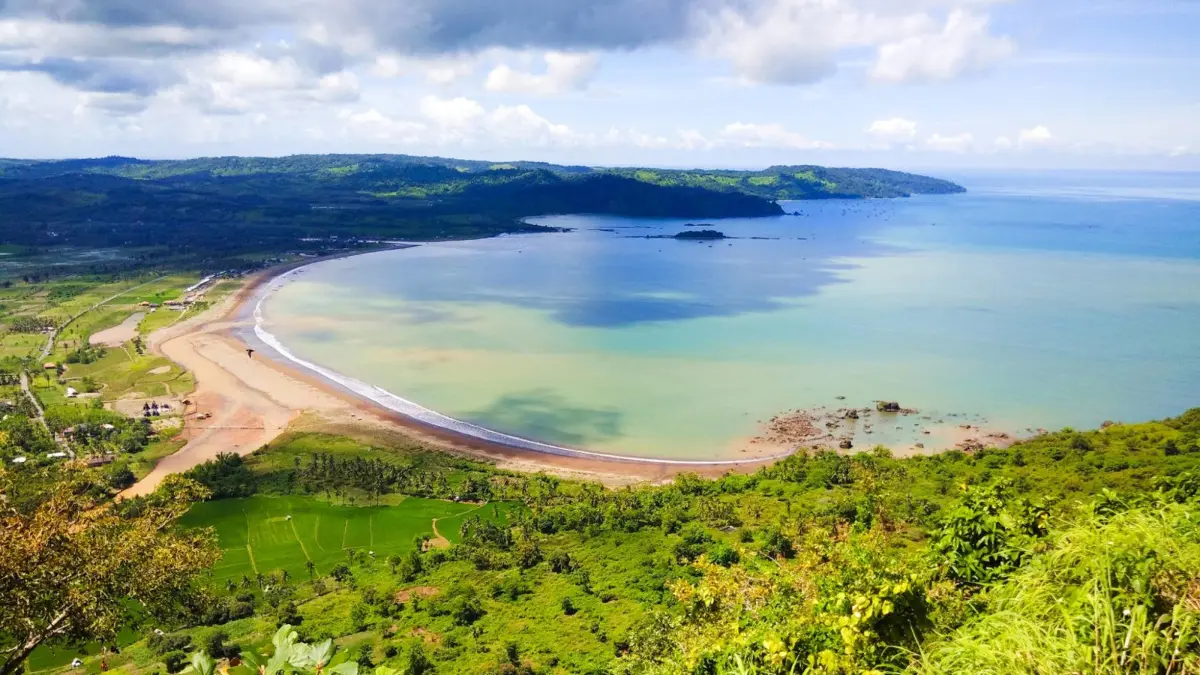 Geopark Ciletuh, salah satu tempat wisata di Jawa Barat yang mendunia dan dikunjungi wisatawan mancanegara. Foto: Travelspromo