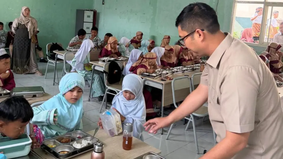 Ketua DPRD Kabupaten Bogor Sastra Winara saat melakukan kunjangan ke SDN Babakan Madang 03, Kecamatan Babakan Madang, Kabupaten Bogor. (Dok. DPRD Kabupaten Bogor)