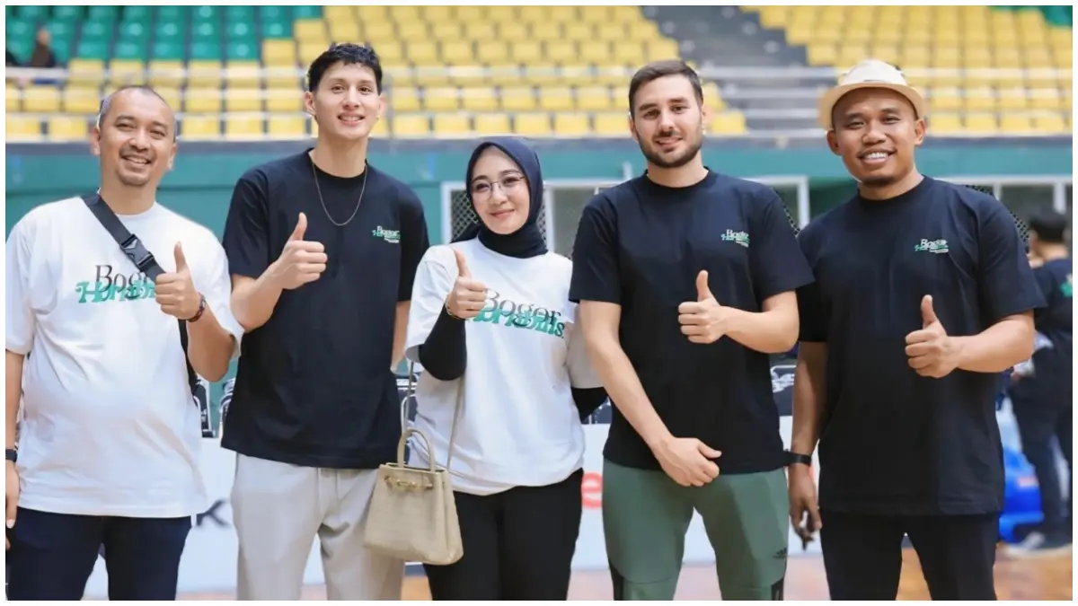 Ketua Perbasi Kabupaten Bogor, Nurunnisa Setiawan bersama pelatih dan pemain Bogor Hornbills. (Foto: Billy/Radar Bogor)