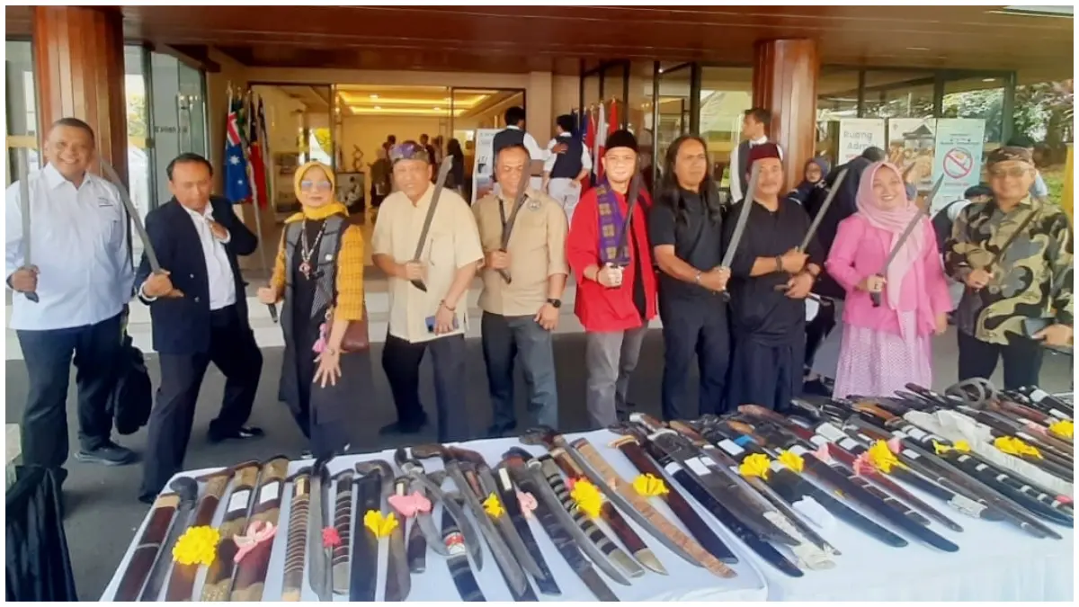 Komunitas pelestari golok tradisional saat ikut terlibat dalam event BJB Ekspo di Grand Premier Hall Politeknik Sahid, Tangerang Selatan, Banten.